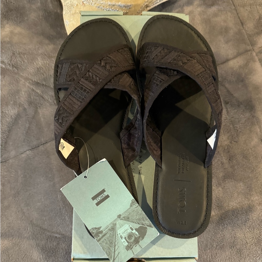 NEVER WORN NEW Viv Toms sandals